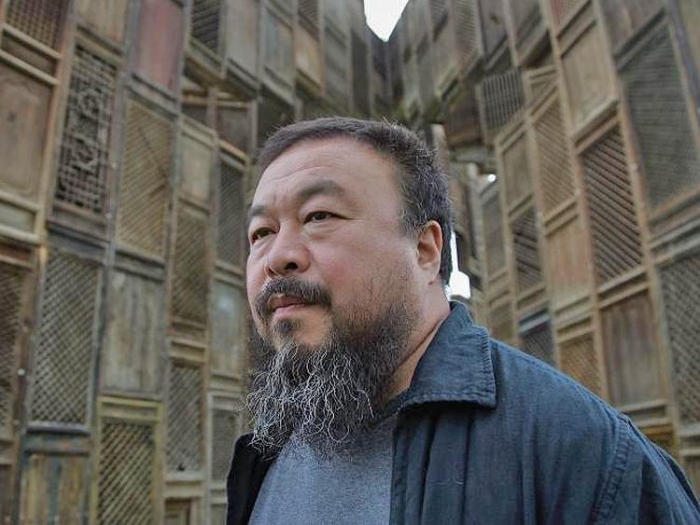 Ai Weiwei pozand in fata sculpturii sale. Weiwei a fost rapit de politia secreta chineza in 3 aprilie, data de la care nu se mai stie nimic despre el