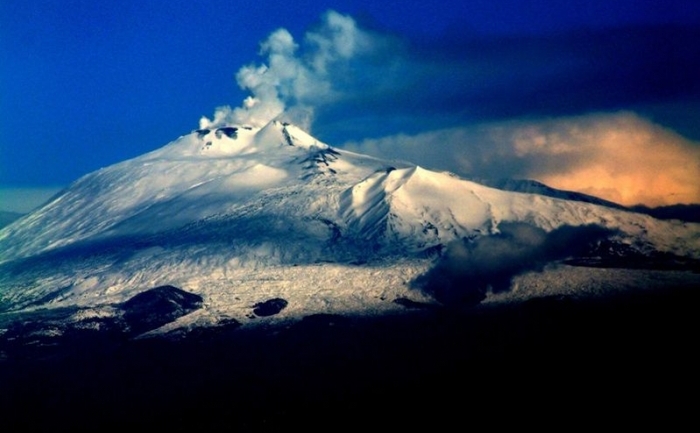 Vulcanul Etna, de pe insula Sicilia, Italia.