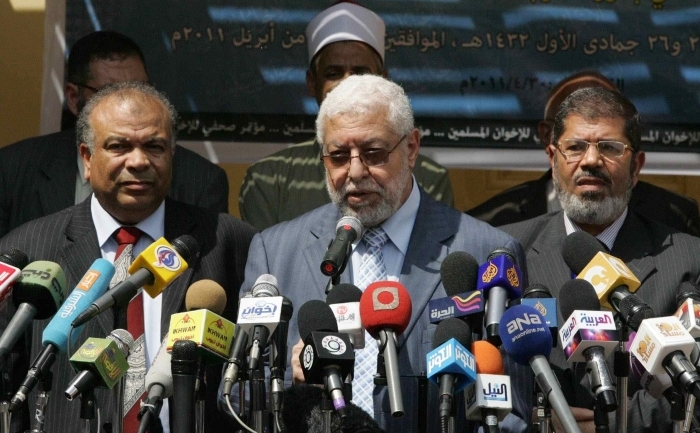 Membrii ai Frăţiei Musulmane din Egipt, Mohammed al-Mursi, Mahmud Hussein, si Saad Al-Qatatni (S), la o conferinta in Cairo