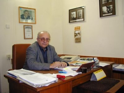 Domnul Silviu Sarafolean in biroul sediului Asociatiei Fostilor Deportati in Baragan.