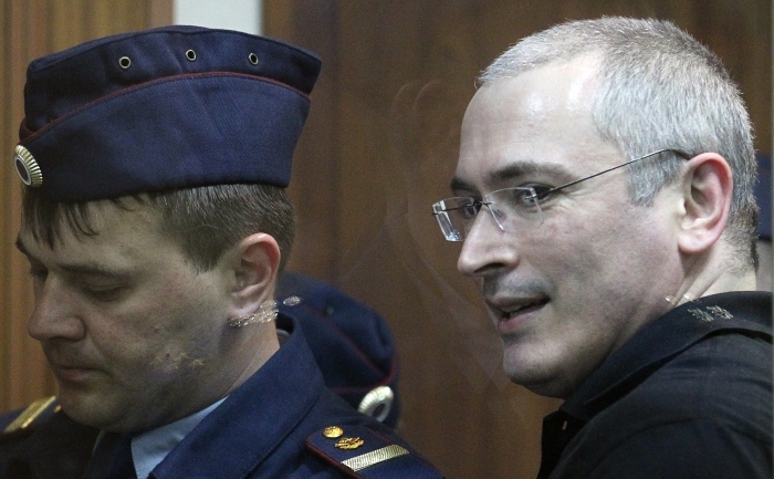 Fostul şef al companiei Iukos, Mikail Hodorkovski, în boxa acuzaţilor în spatele unui perete de sticlă, Moscova, 24 mai 2011.