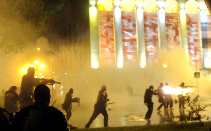 Gaze lacrimogene şi gloanţe de cauciuc împotriva protestatarilor din Tbilisi, capitala Georgiei