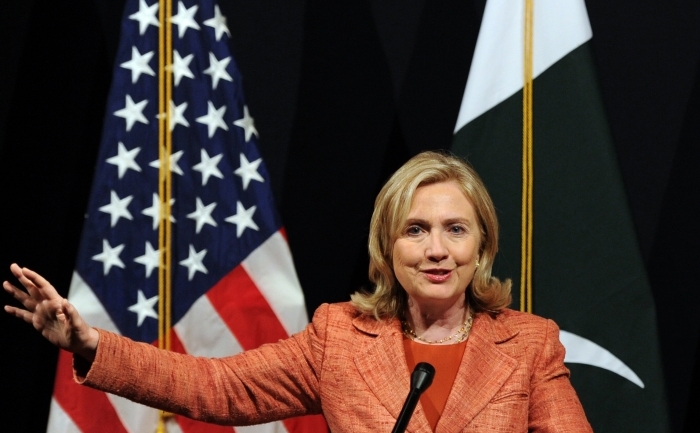 Secretarul american de stat Hillary Clinton in timpul unei conferinte de presa la Ambasada Americana de la Paris, 27 mai 2011