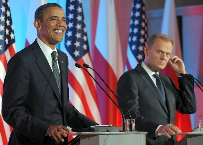Presedintele Barack Obama si premierul Donald Tusk raspunzand la intrebarile ziaristilor