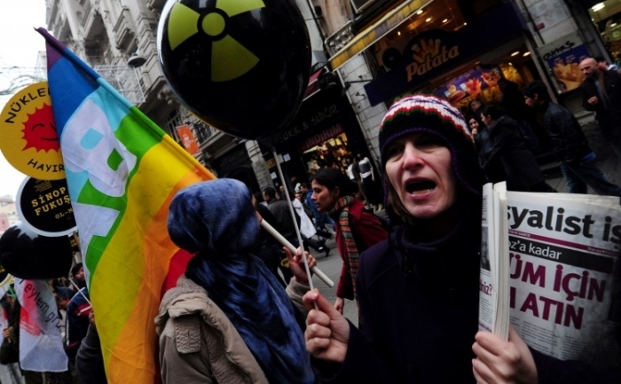 Activiştii fac un lanţ uman pe 19 martie pentru a protesta împotriva planurilor Turciei privind centralele nucleare 