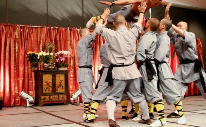O demonstratie a calugarilor Shaolin la Summit-ul Shaolin, în Los Angeles