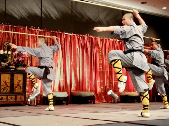 O demonstratie a calugarilor Shaolin la Summit-ul Shaolin, în Los Angeles