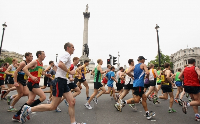LONDRA, ANGLIA - 30 MAI:  50 de alergatori invitati sa alerge prin Piata Trafalgar. (Bryn Lennon / Getty Images)