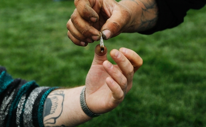 Doi barbati isi dau unul altuia o tigara. (Chris Hondros / Getty Images)