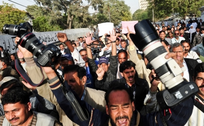 Jurnalişti pakistanezi demonstreaza împotriva uciderii jurnaliştilor în ţară pe 14 ianuarie. Pakistanul este cea mai mortală ţară pentru jurnalişti (Asif Hassan / Getty Images)