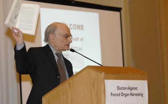 Avocatul specializat in apararea drepturilor omului David Matas, unul dintre autorii cartii "Recoltarea Sangeroasa: extragerea de organe de la practicantii Falun Gong din China", impreuna cu David Kilgour, au subliniat compania farmaceutica elvetiana Roche ca exemplu (Todd Liu / Epoch Times)