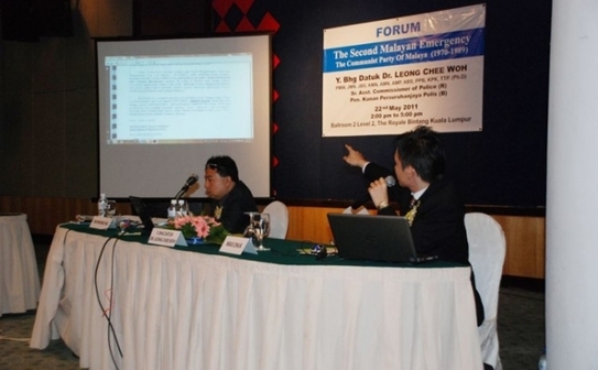 Max Chua cu o scrisoare de la Ministerul Culturii Artelor si Traditiilor care informeaza ca spectacolul Shen Yun este anulat (The Epoch Times)