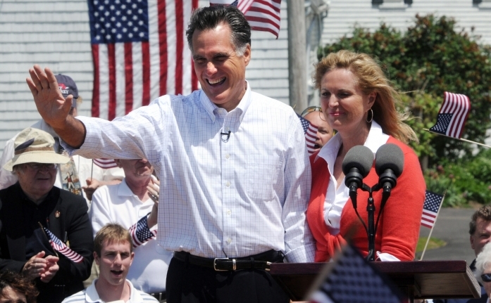 BOSTON, 02.06.2011 - Fostul guvernator de Massachusetts, Mitt Romney (foto stanga), impreuna cu sotia Ann, salutand multimea dupa ce si-a anuntat candidatura.