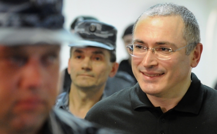 Mihail Hodorkovski însoţit de gardieni, ieşind de la tribunalul unde i se judecă procesul