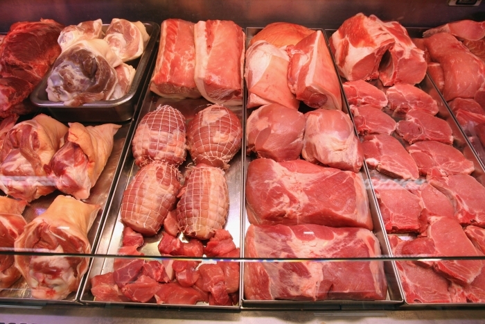 Carne de vacă şi de porc, în galantarele din supermarketuri