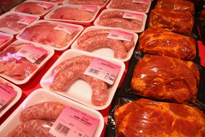 Carne de vaca si de porc, in galantarele din supermarketuri