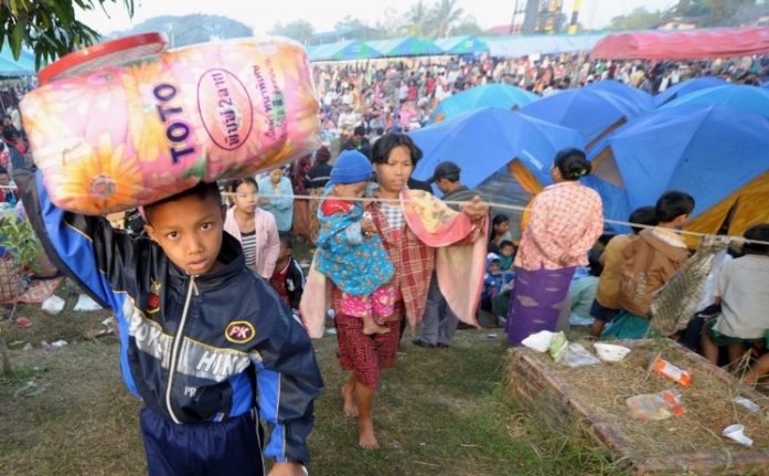 Refugiaţi din Birmania au ajuns într-un lagăr înfiinţat temporar la o bază de poliţie în oraşul de frontieră Mae Sot pe 9 noiembrie 2010 (PORNCHAI KITTIWONGSAKUL / AFP / Getty Images)