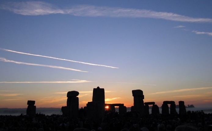 Soarele în creştere peste Stonehenge în dimineaţa zilei solstitiului de vara, 21 iunie 2005