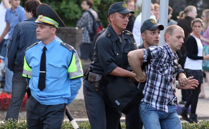Politisti din Belarus aresteaza un suporter al democratiei la&nbsp; un miting in Minsk, 22 iunie 2011.Fortele de ordine au arestat cel putin 25 de persoane, printre care si ziaristi, la demonstratia organizata cu ajutorul Internetului