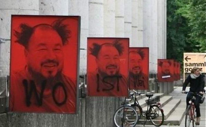 Bannere cu portretul lui Ai Weiwei sunt agăţate în fata Galeriilor de Arta din Munchen (Huang Qin / The Epoch Times)