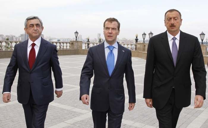 Preşedintele rus Dmitri Medvedev(C) s-a intalnit la Kazan (est) cu liderii azer şi armean, Ilham Alievnu(DR) şi Serge Sarkisian(ST), 24 iunie 2011.
