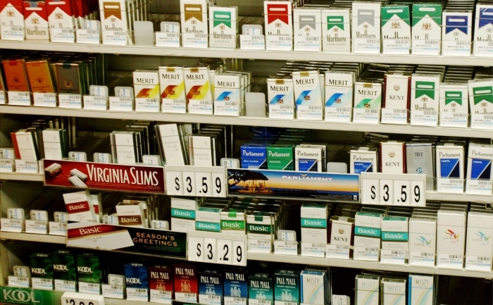 Diverse mărci de ţigări pe rafturile unui magazin. (Mark Wilson / Getty Images)