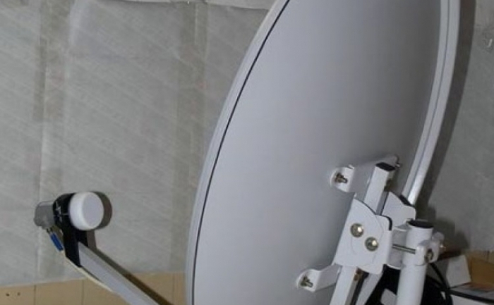 O antenă de satelit scoasa din cutie si gata pentru a fi instalata. Antenele de satelit "Micile Urechi" sunt folosite pentru a primi semnalul postului de televiziune independent New Tang Dynasty TV în interiorul Chinei (Minghui.org)