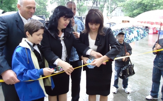 Expozitia Adevar - Bunatate - Toleranta deschisa la Chisinau. Tatiana Chiriac si Dumitru Roman ajuta la taierea panglicii,    26 iunie 2011 (Anisoara Chiriac/Epoch Times)