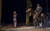 Prostituate vorbind cu politia calare in Bois de Boulogne, Paris (BERTRAND LANGLOIS / AFP / Getty Images)