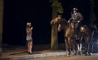 Prostituate vorbind cu politia calare in Bois de Boulogne, Paris (BERTRAND LANGLOIS / AFP / Getty Images)
