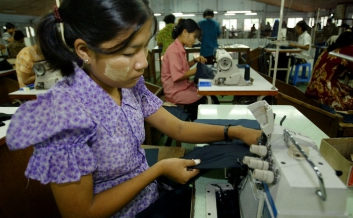 O fată într-o fabrică de îmbrăcăminte din Birmania, în 2003