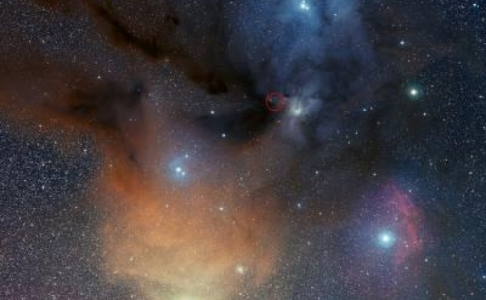 Colorata regiune stelara Rho Ophiuchi aflata la aproximativ 400 de ani lumina de Pamant, contine nori foarte reci si densi de gaz si praf cosmic unde noi stelele se nasc