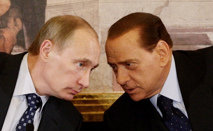 Premierul rus, Vladimir Putin (stanga) primeste un sfat din partea omologului sau italian, Silvio Berlusconi, in timpul unei conferinte din 26 aprilie 2010 pe tema Gazprom si gigantul ENI.