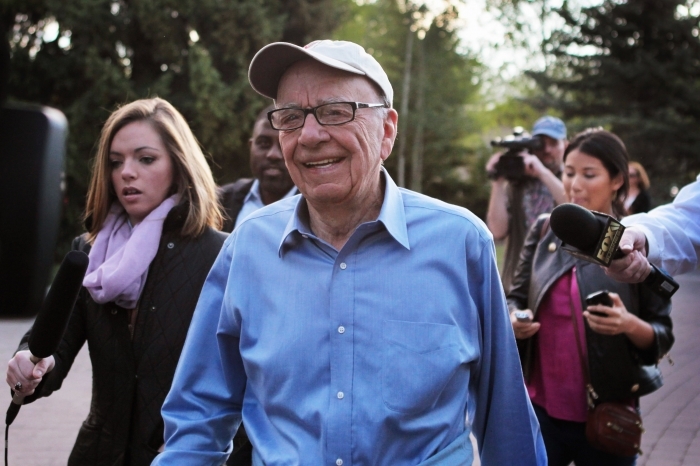 Rupert Murdoch, directorul News Corporation, inconjurat de reporteri in drum spre conferinta Allen & Company din Sun Valley, pe 7 iulie 2011.