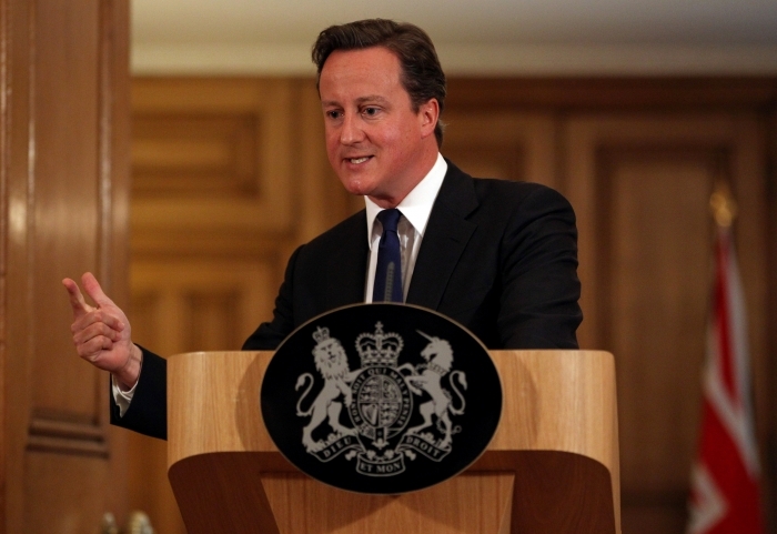 Premierul britanic, David Cameron, se adreseaza mass-mediei la conferinta de presa de pe Downing Street, 8 iulie 2011.