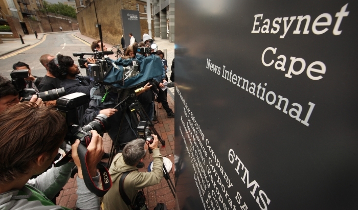 Reporterii si cameramanii se aduna la intrarea in birourile din Thomas More Square pe 9 iulie 2011.