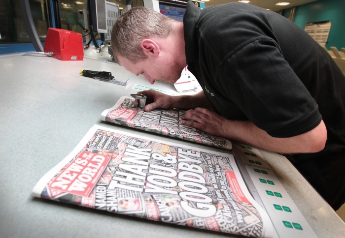 Tipograful Danny Thompson inspecteaza copiile ultimului numar News of The World.