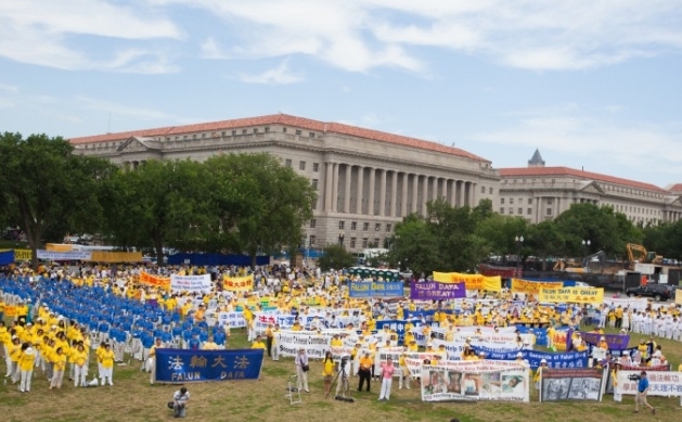 Demonstratie a practicantilor Falun Gong in Washington, pentru a face cunoscuta persecutia la care sunt supusi in China de catre regimul comunist