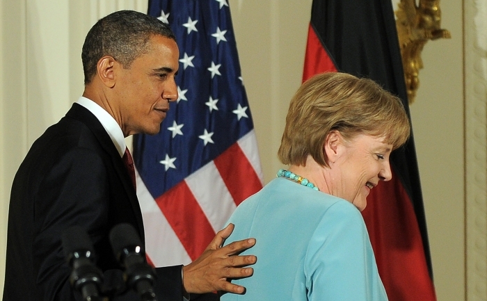 Presedintele american Barack Obama (st) si cancelarul german Angela Merkel (dr).