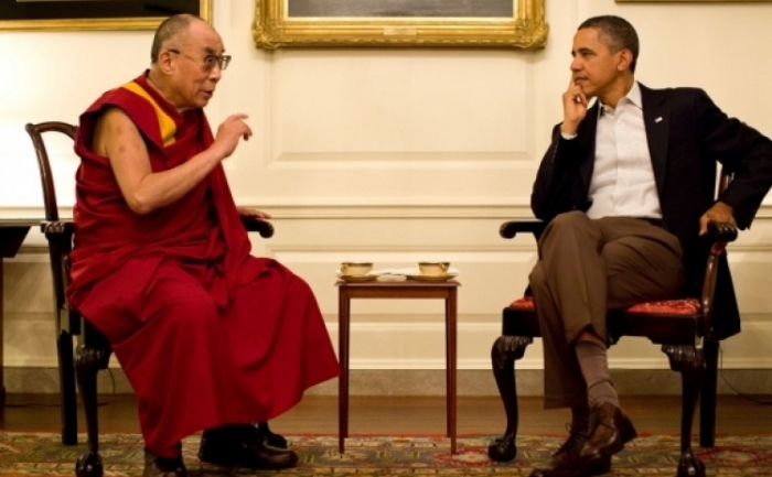 Preşedintele Barack Obama se întâlneşte cu Dalai Lama al XIV-lea în Camera Hartilor de la Casa Albă pe 16 iulie. Reuniunea a fost etichetată drept "cea mai mare gluma din lume" de către mass-media de stat chineza