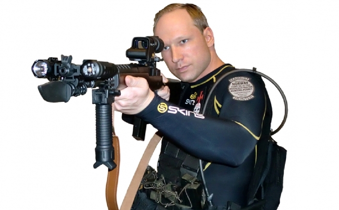 Fotografii cu Anders Behring Breivik, îmbrăcat în haine ude şi având o armă automată, au apărut într-un clip care a fost publicat pentru scurt timp pe YouTube.