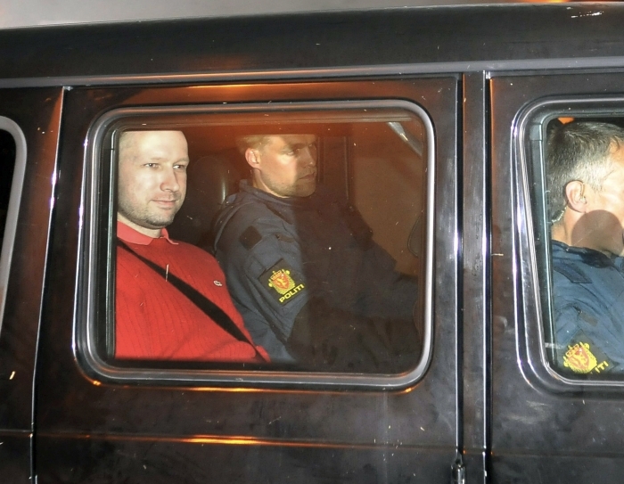 Breivik a apărut la tribunal senin, calm, având parcă un zâmbet  imperceptibil pe faţă. Nu a apărut îmbrăcat în uniformă, cum ceruse, ci  într-o cămaşă şi pulover roşii.