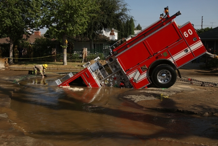 Masina de pompieri (22 tone) din Los Angeles, cazuta intr-o surpare de pamant pe 8 septembrie 2009 in Valley Village, Los Angeles, California.