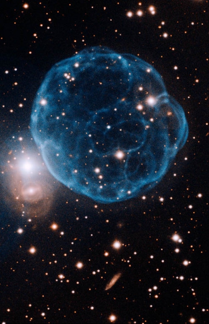 Invelisul ionizat al stelei Kronberger 61 arata ca o minge de fotbal. Steaua sa centrala este cea usor spre albastru din mijloc