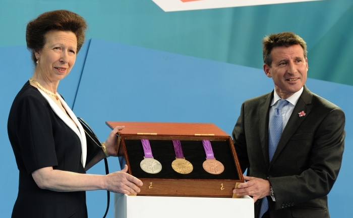 LONDRA, 27.07.2011 - Printesa Anne si Lord Sebastian Coe, presedintele Comitetului de Organizare a Jocurilor, prezinta  medaliile care vor fi acordate la Jocurile Olimpice de la Londra din 2012. (CARL COURT / AFP / Getty Images)