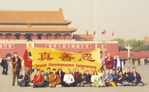 35 de occidentali, practicanti Falun Gong din toata lumea, s-au strans in Piata Tiananmen din Beijing, pentru a protesta impotriva persecutiei grupului de catre Partidul Comunist Chinez. Noiembrie 2001