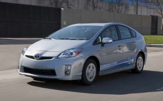 Hibridul Toyota Prius care se incarca la priza (Courtesy of Toyota Newsroom)