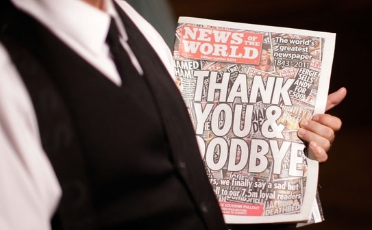 Unul din primele exemplare din ultima editie a publicatiei londoneze News of The World. (Matthew Lloyd / Getty Images)