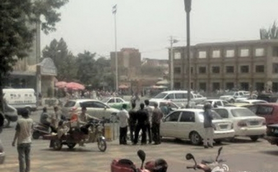 O statie de militie din provincia chineza Xinjiang a fost atacata de persoane inarmate, care au luat ostatici si au ucis doi ofiteri de politie. Securitatea chineza a raspuns in forta, omorand 14 persoane , toate de etnie uigura (Weibo)