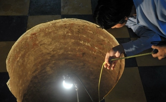Aproape perfect rotunda: un barbat inspecteaza o scufundare de pamant aparuta peste noapte in casa lui din orasul Guatemala pe 19 iulie. (Johan Ordonez / AFP / Getty Images)